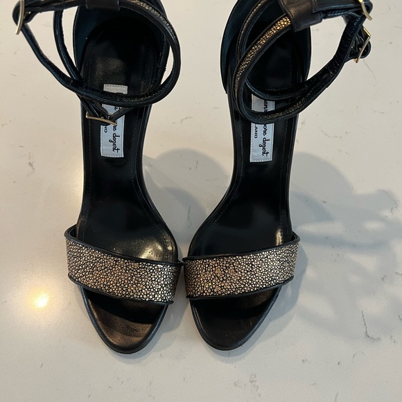 Womens Henri Lepore Dezert Heels